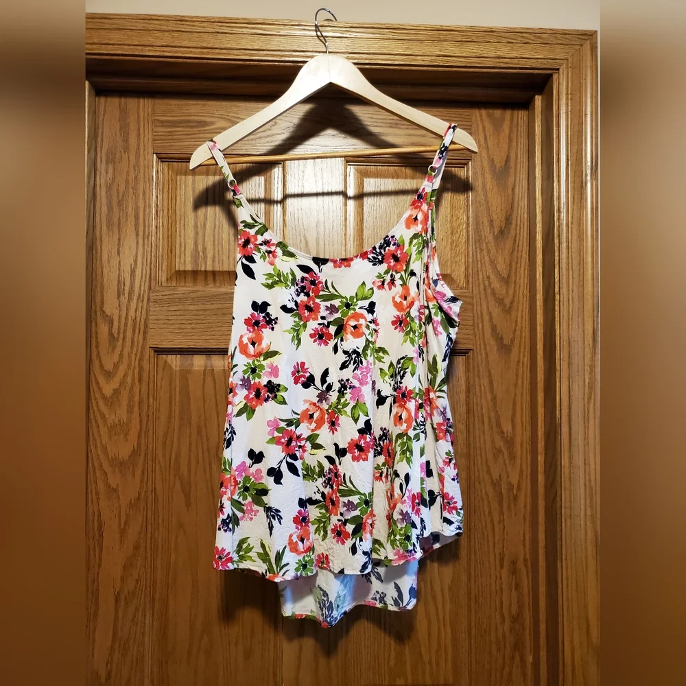 Torrid Multi Floral Tank Size 3. - Picture 2 of 4